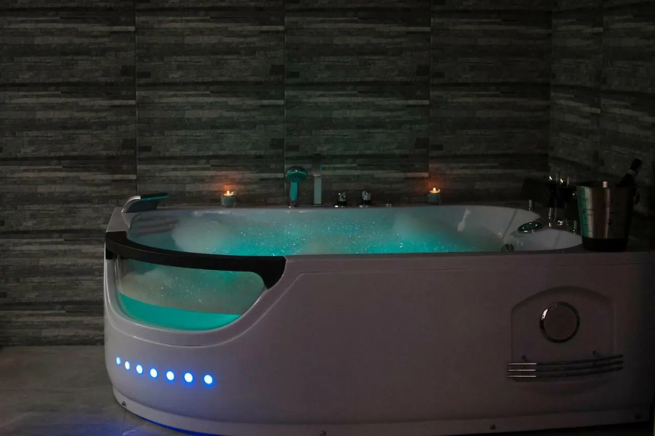 Cracow Jacuzzi Apartments - Silver Room Krakow