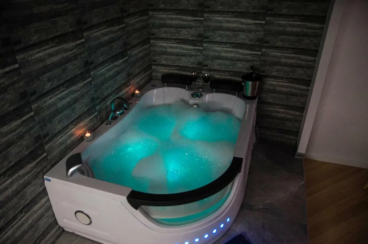 Cracow Jacuzzi Apartments - Silver Room Krakow